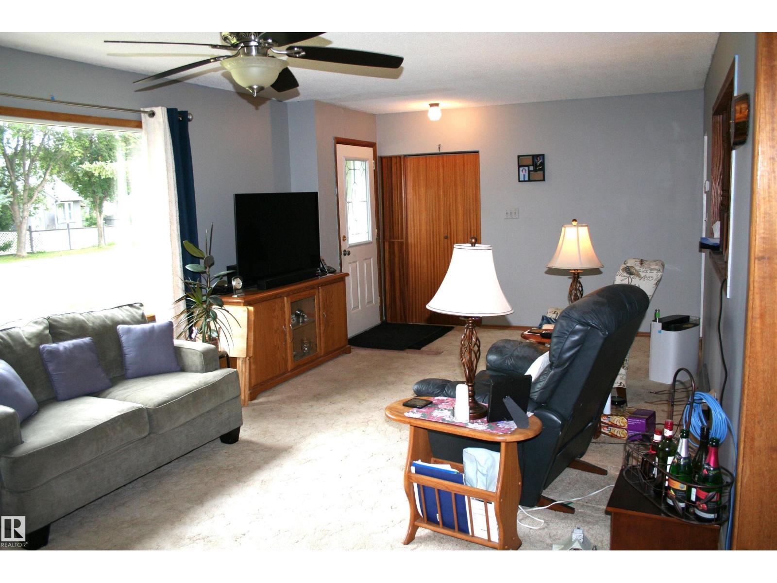 5219 52 Ave Property Photo 7