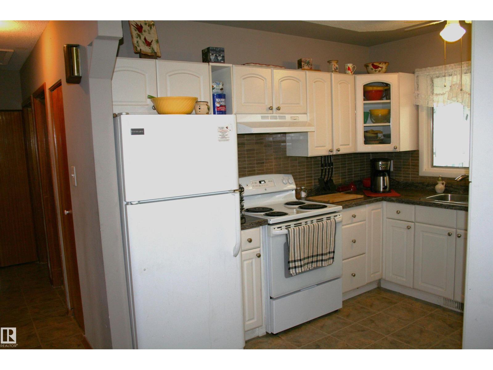 5219 52 Ave Property Photo 14