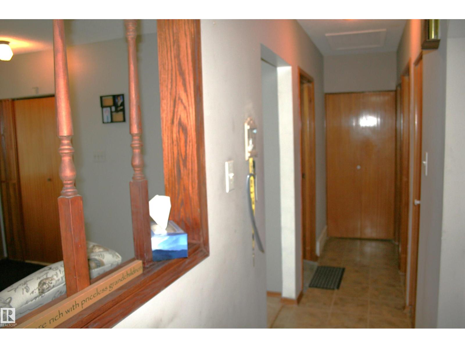5219 52 Ave Property Photo 15