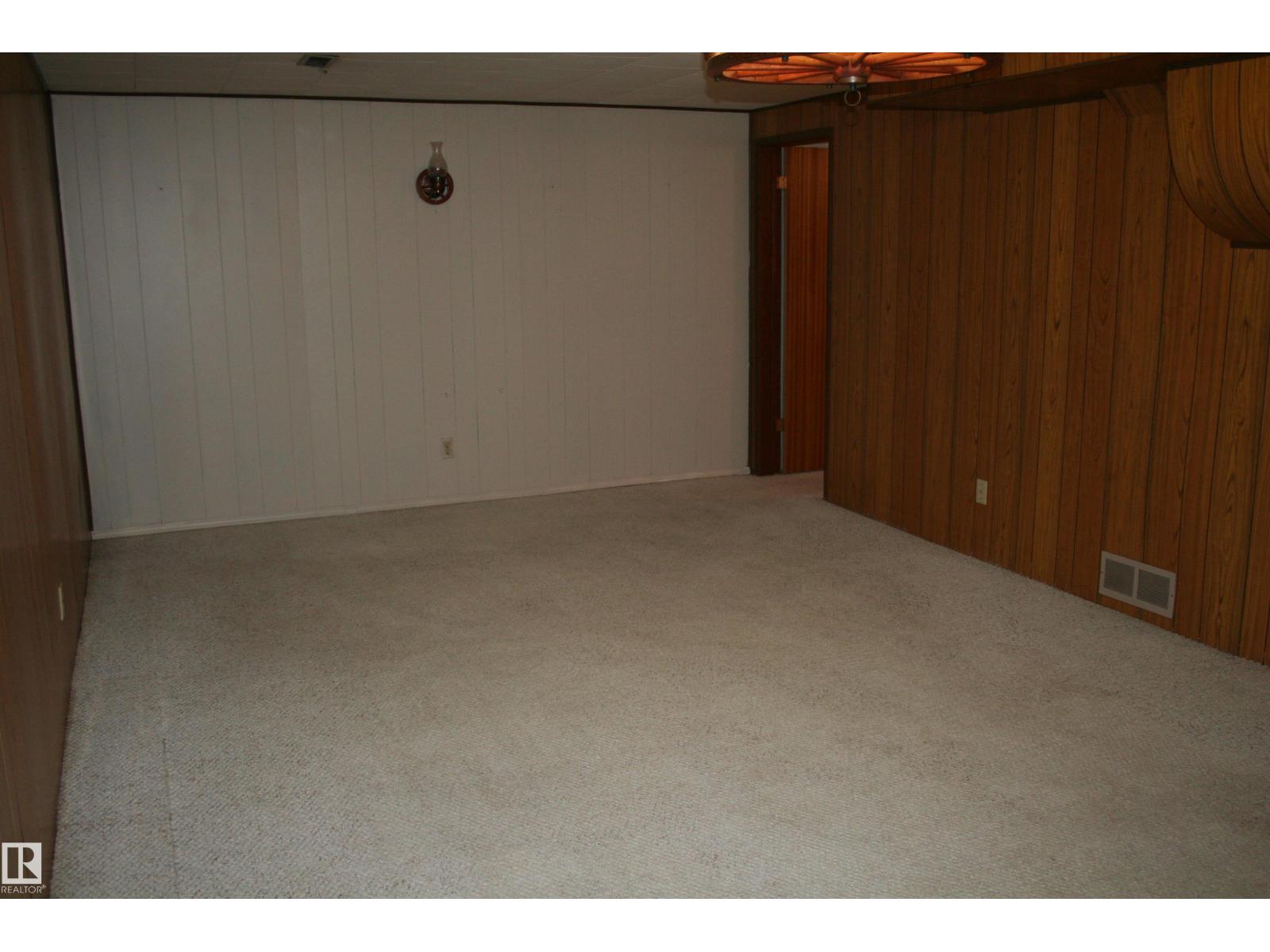 5219 52 Ave Property Photo 32