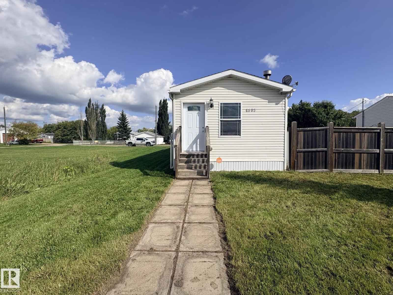 4905 50 St Property Photo 1