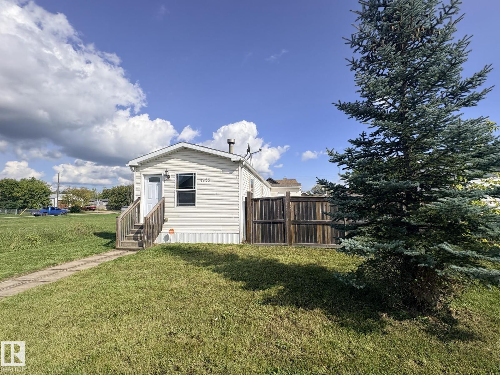 4905 50 St Property Photo 2