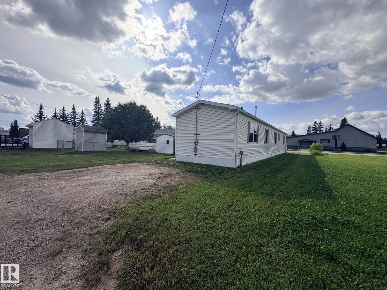 4905 50 St Property Photo 3