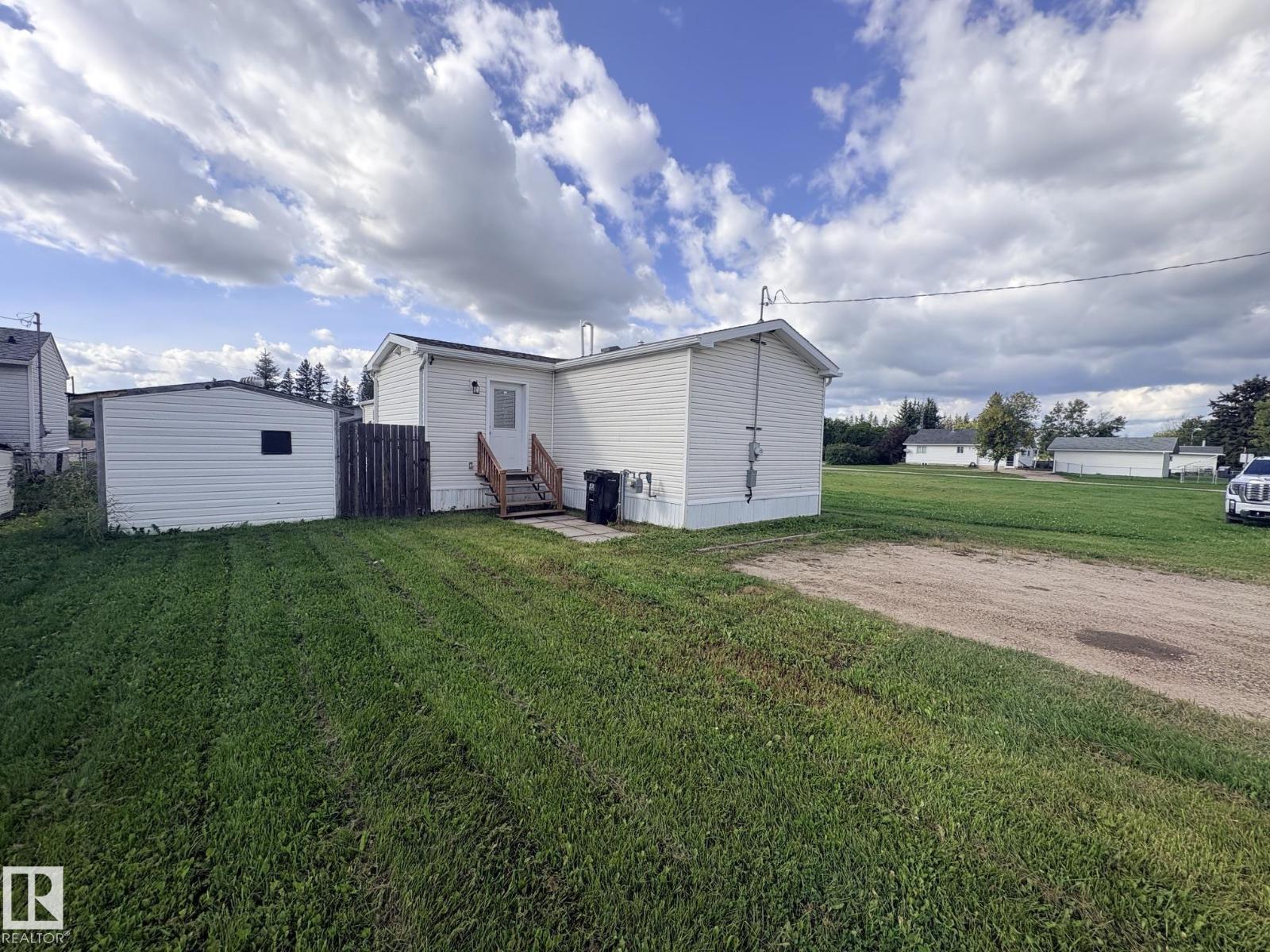4905 50 St Property Photo 4