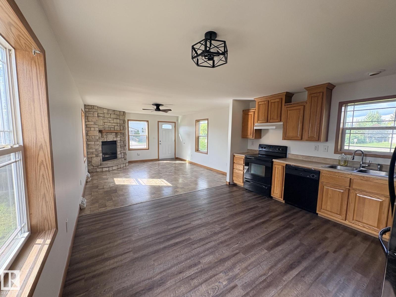 4905 50 St Property Photo 7