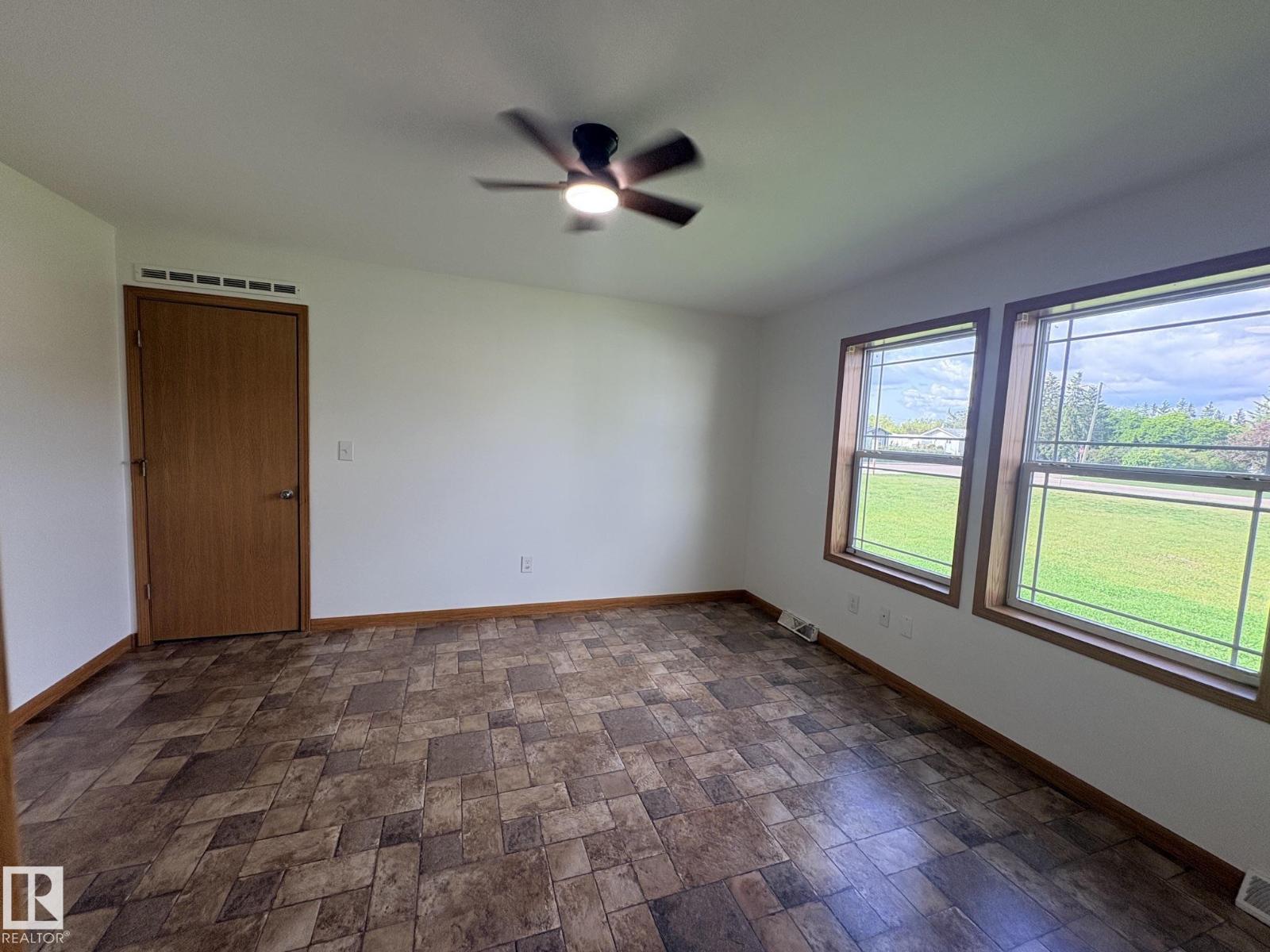 4905 50 St Property Photo 8