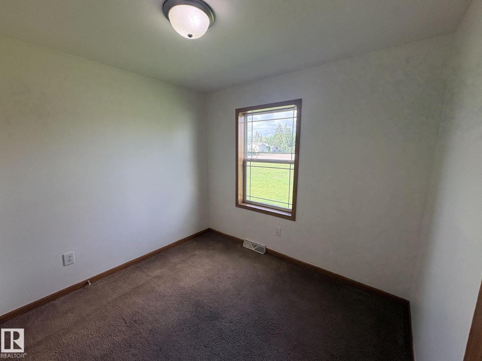 4905 50 St Property Photo 12