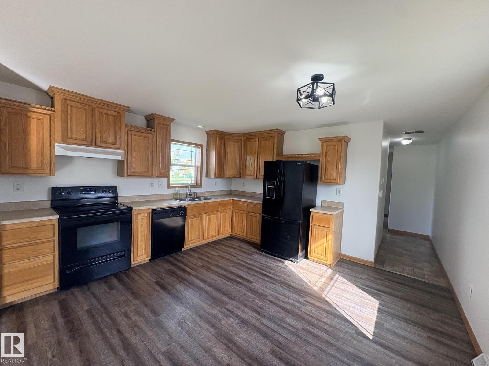 4905 50 St Property Photo 19