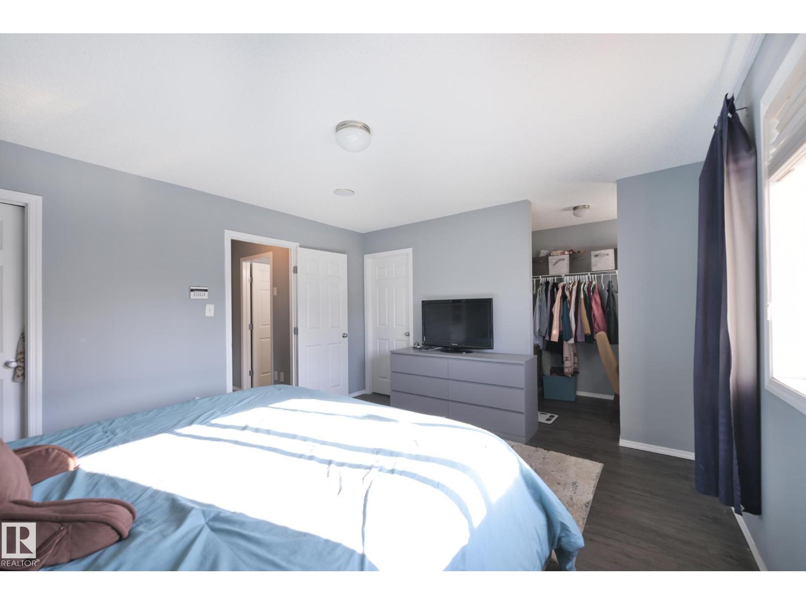 8127 7 Av Sw Property Photo 17