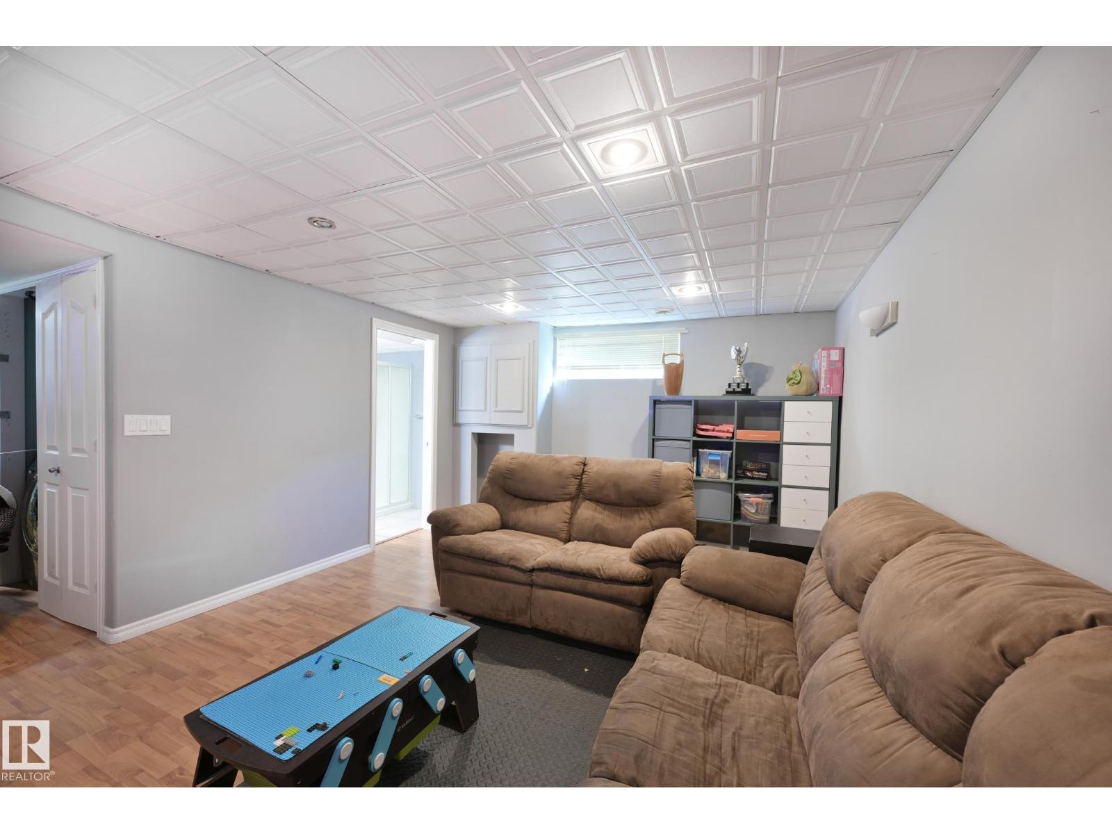 8127 7 Av Sw Property Photo 27