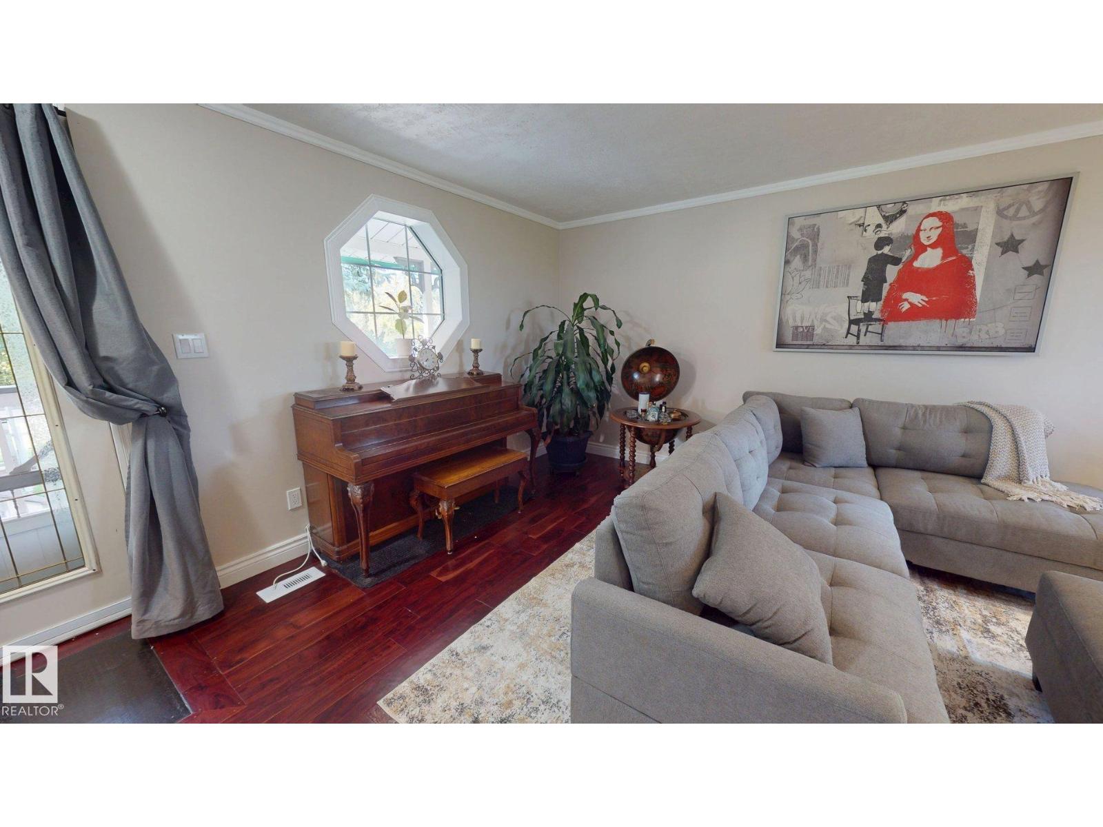 5040 51 Av Property Photo 4