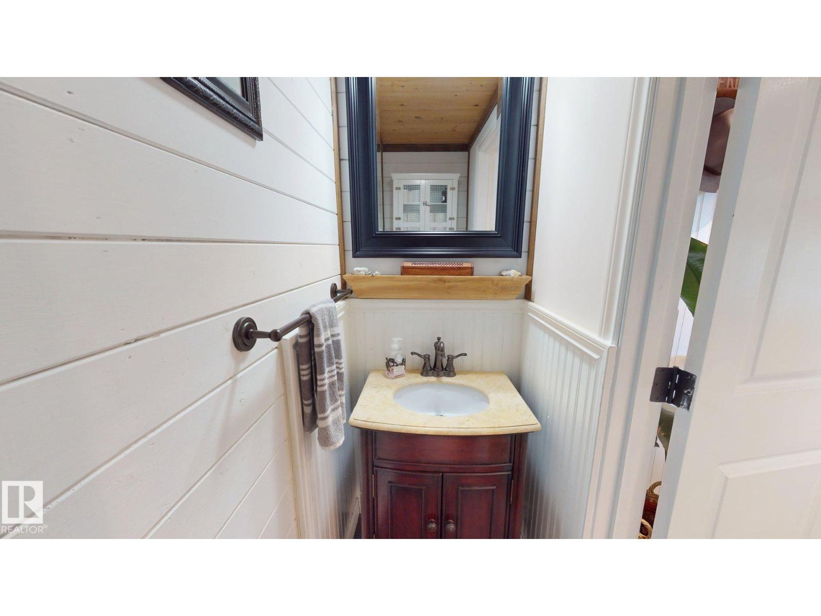 5040 51 Av Property Photo 13