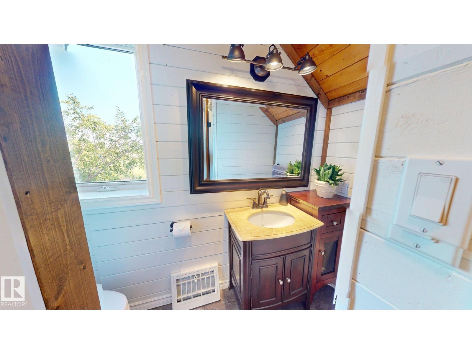 5040 51 Av Property Photo 24
