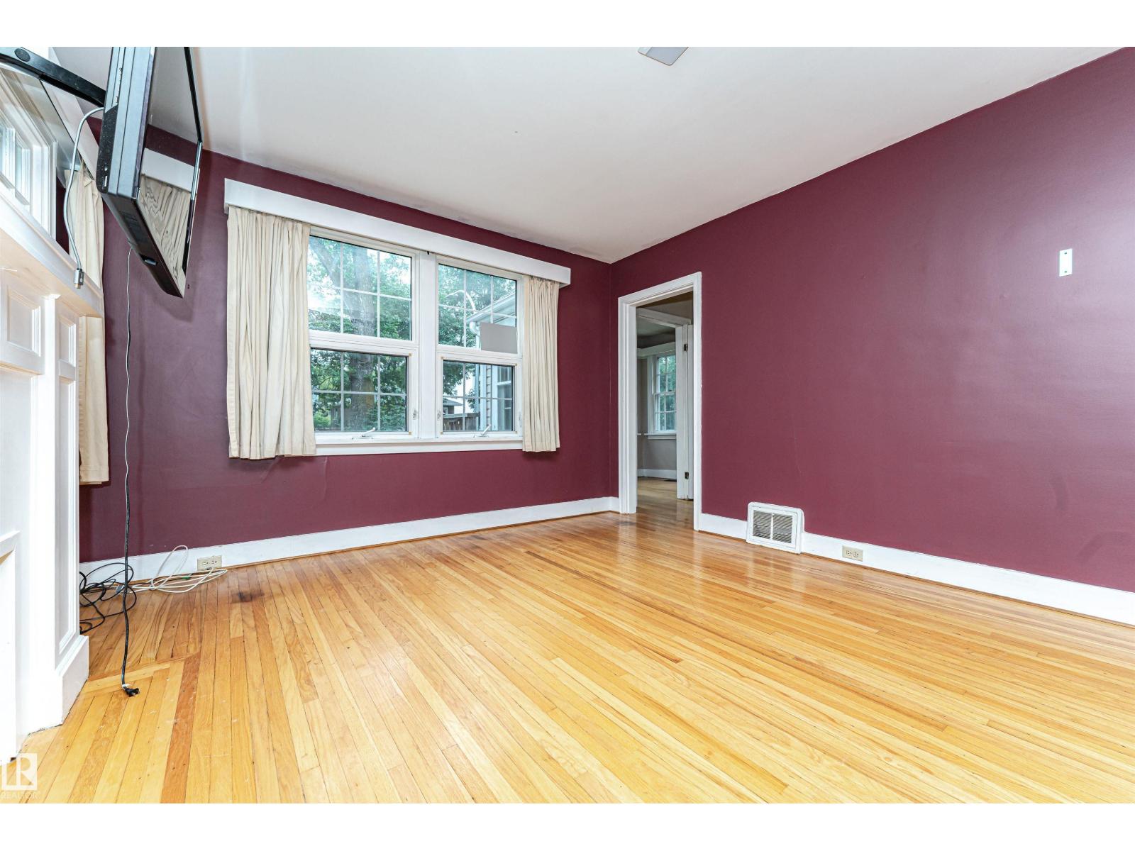 10930 80 Av Nw Property Photo 4