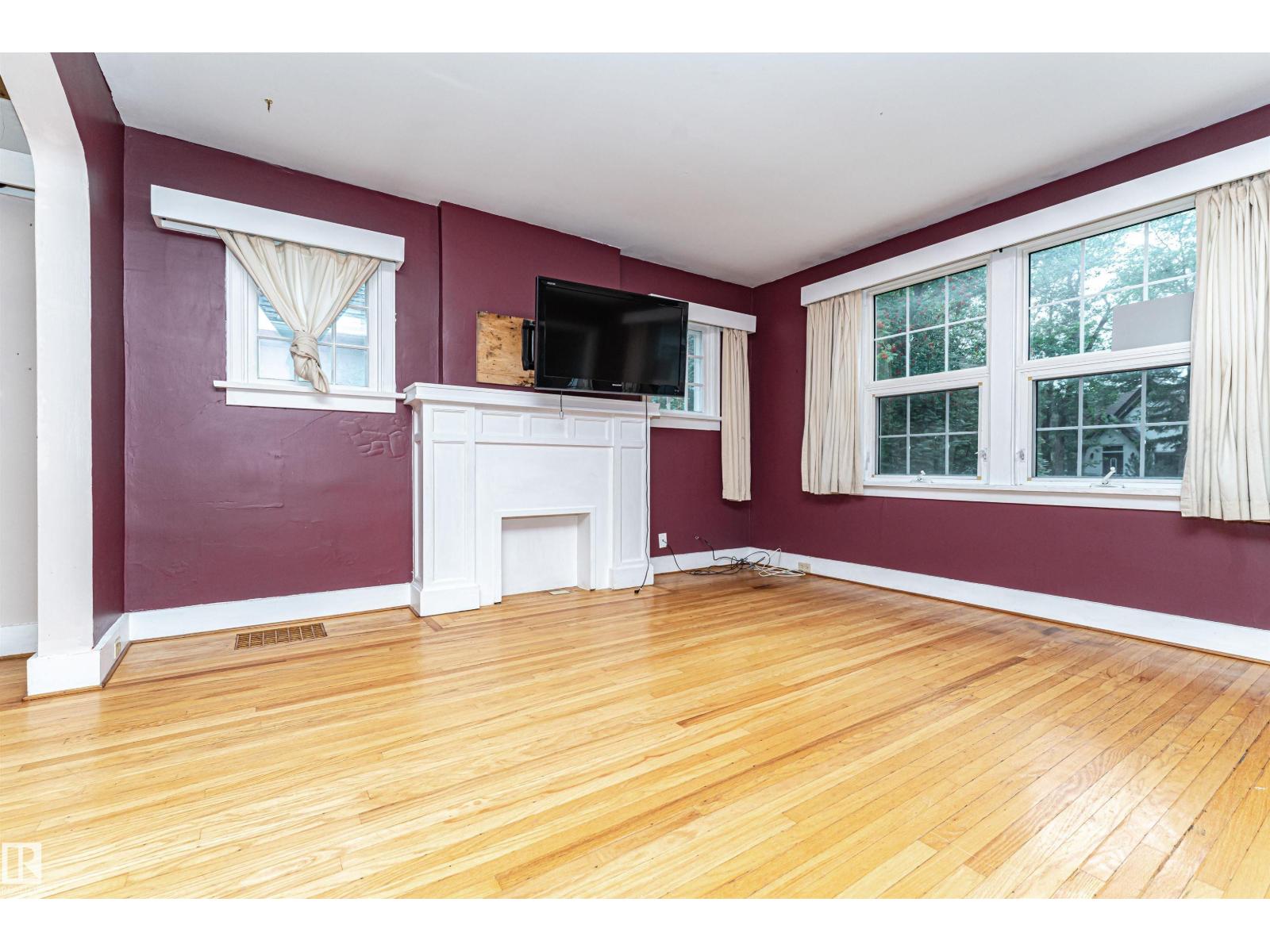 10930 80 Av Nw Property Photo 6