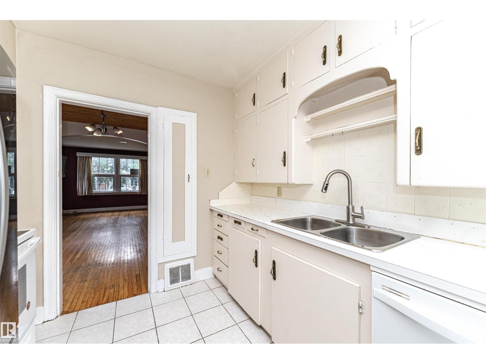10930 80 Av Nw Property Photo 16