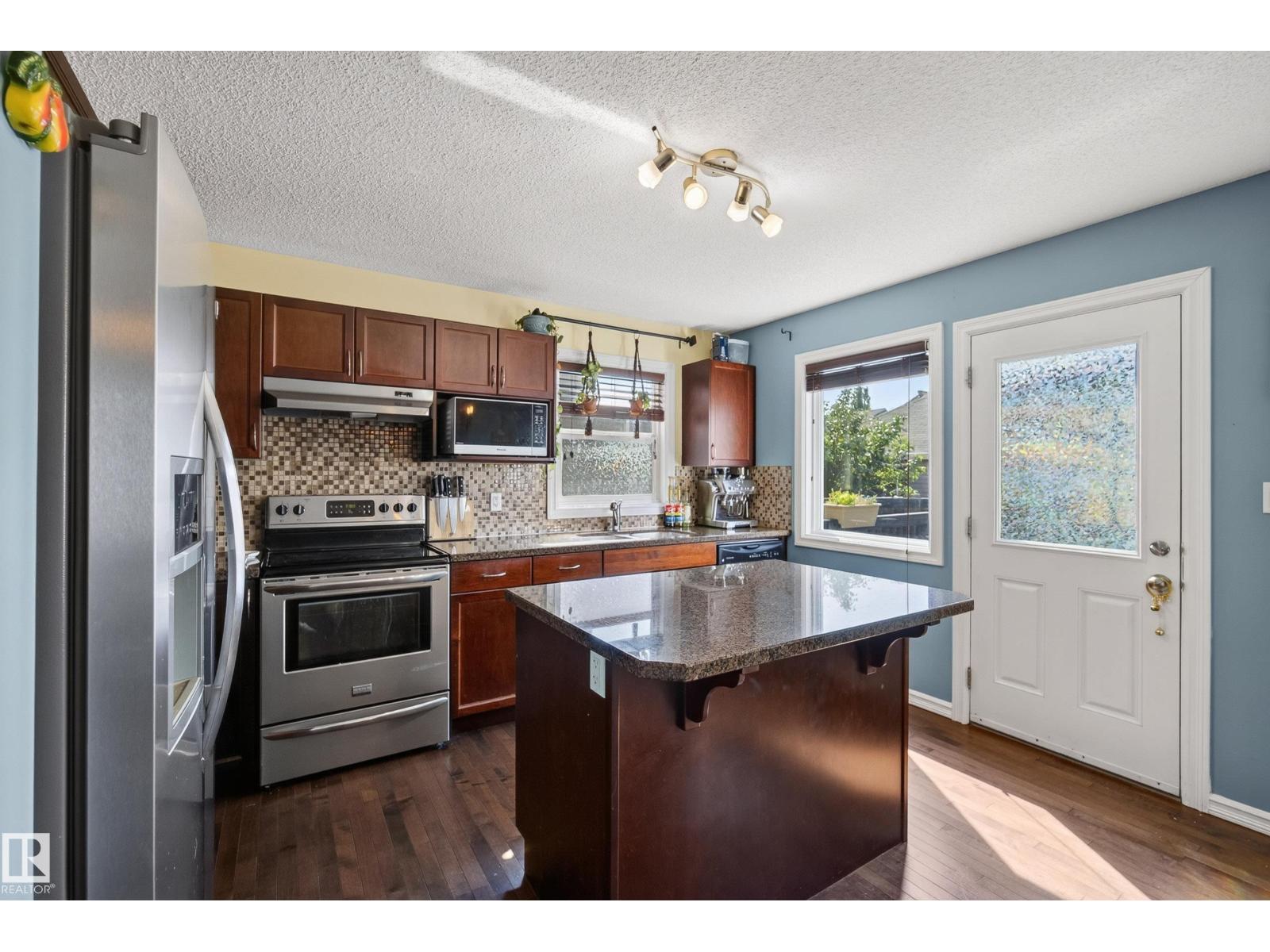3003 20 Av Nw Property Photo 5