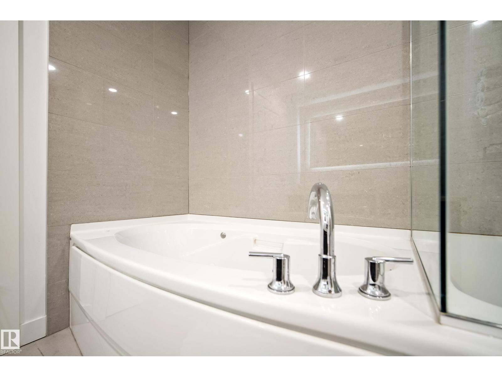 #2502 9720 106 St Nw Property Photo 27