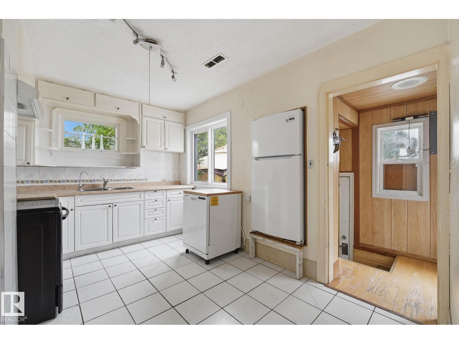 10917 96 St Nw Property Photo 11