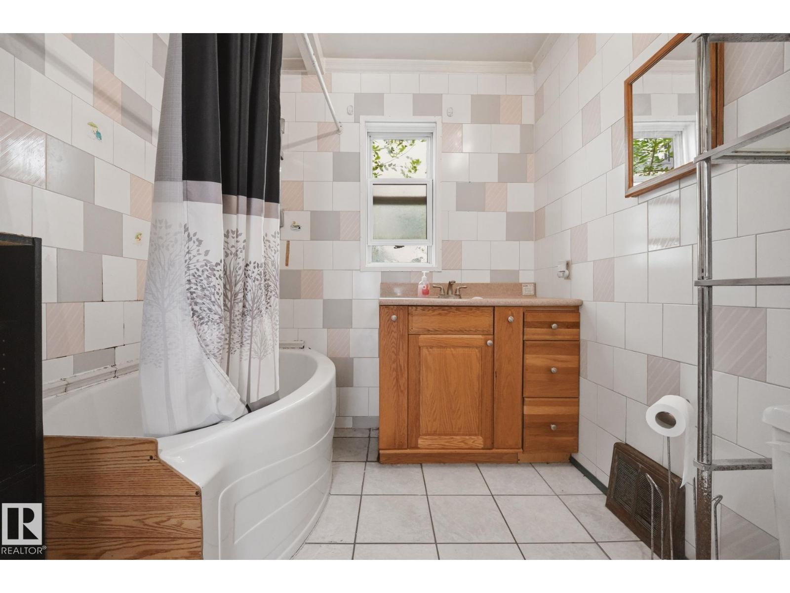 10917 96 St Nw Property Photo 15