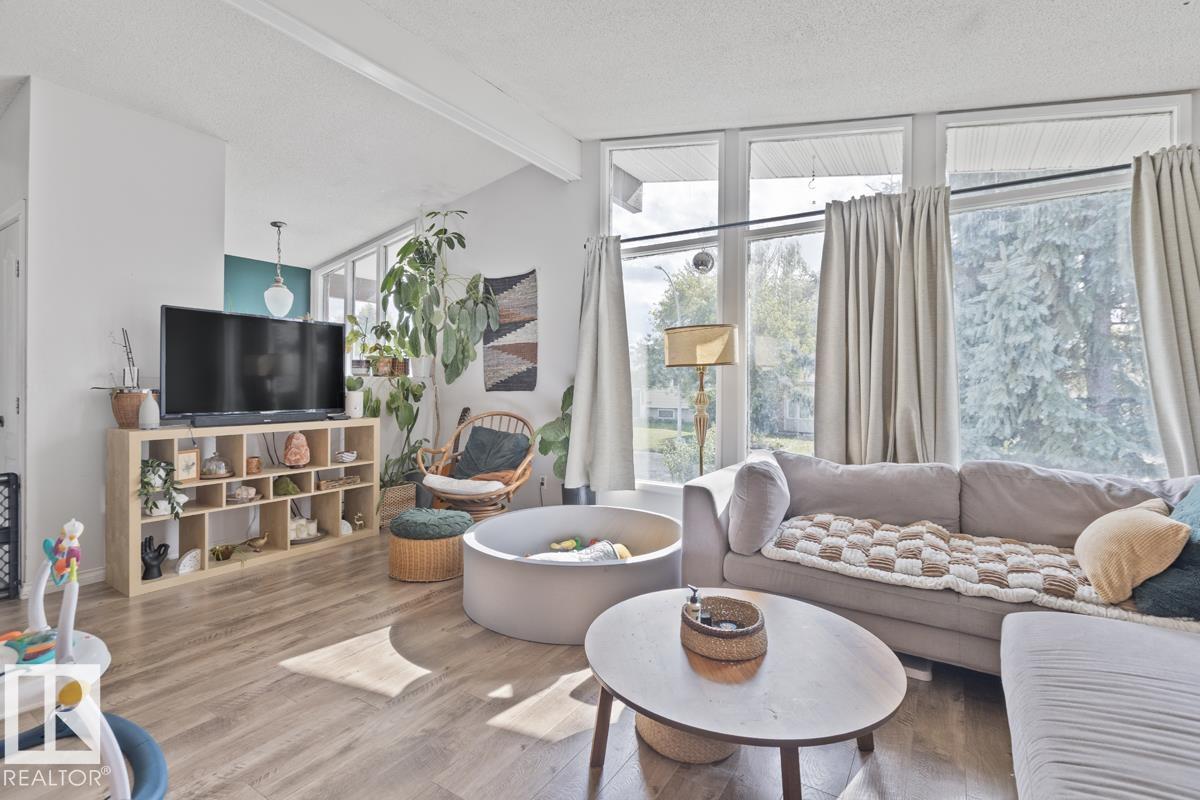 8808 43 Av Nw Property Photo 1