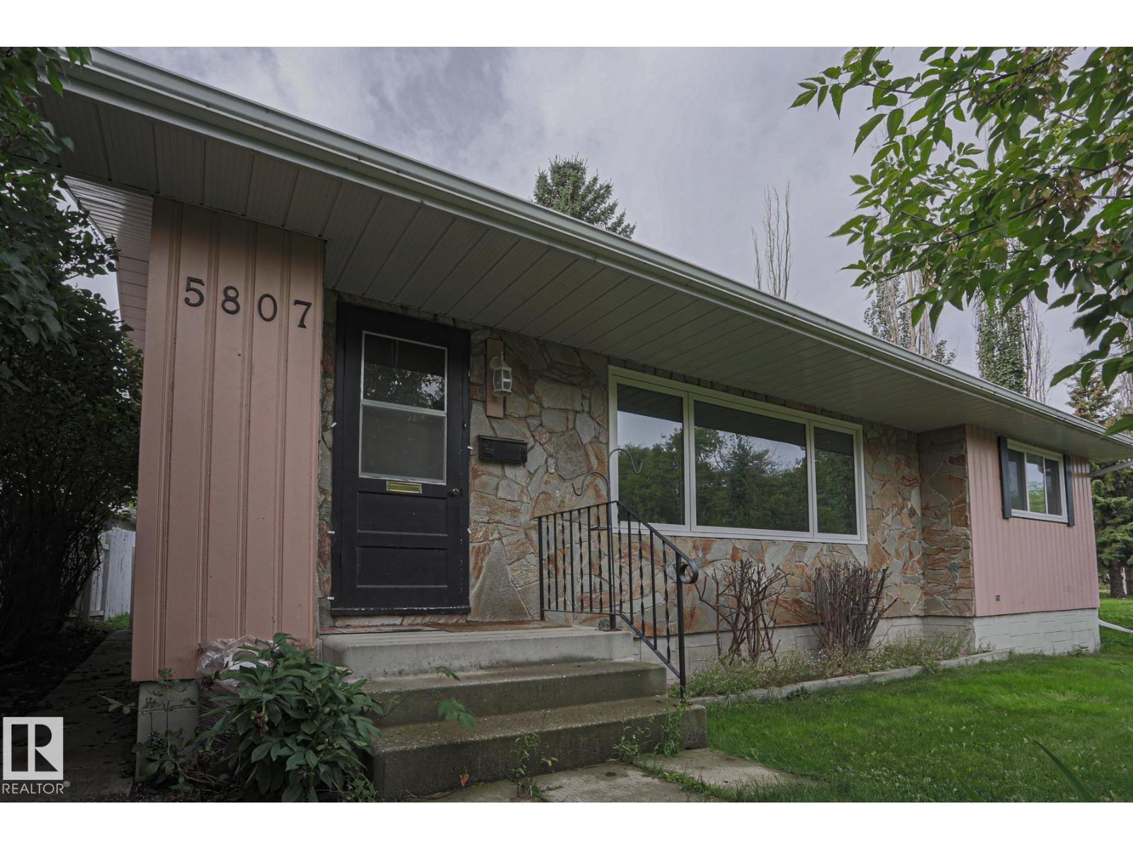 5807 48b Av Property Photo 3