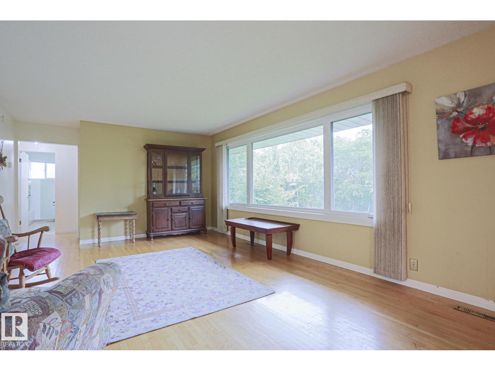 5807 48b Av Property Photo 4