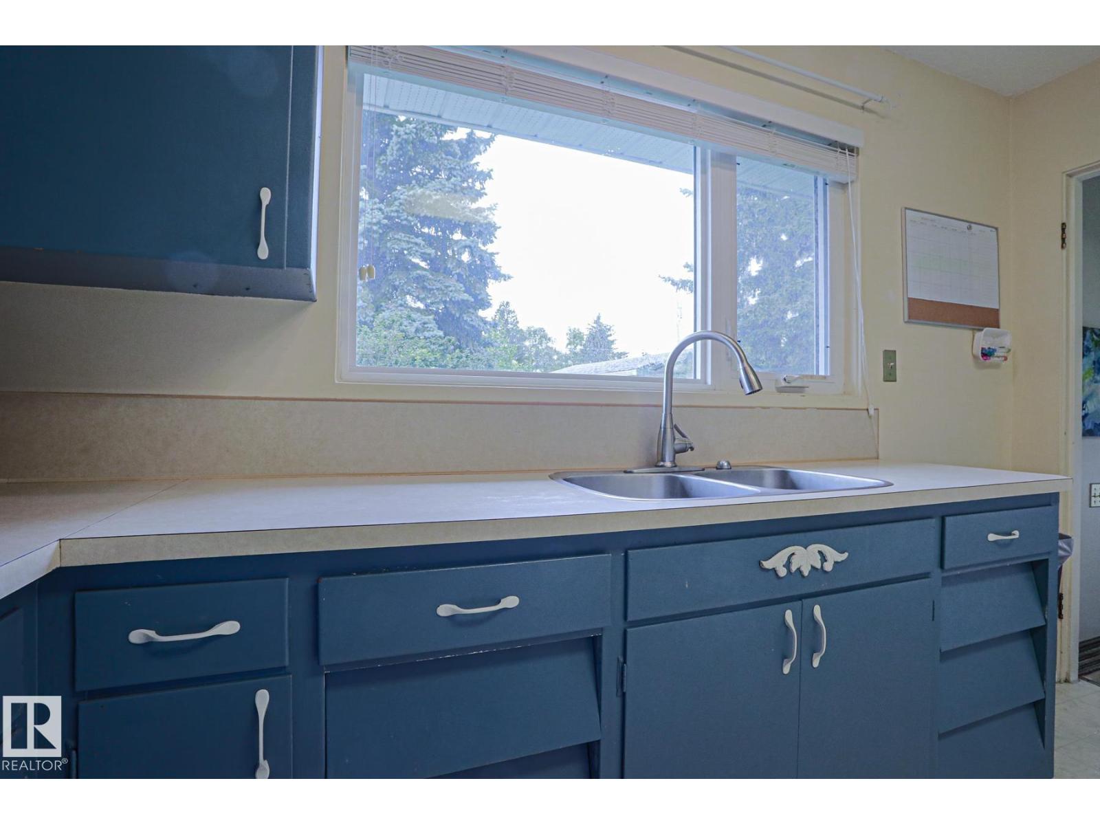 5807 48b Av Property Photo 10