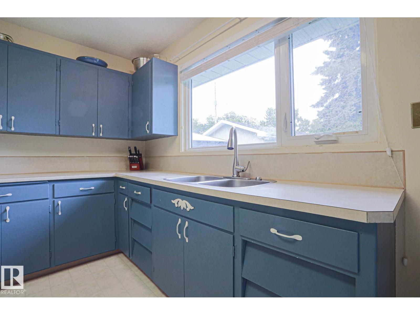 5807 48b Av Property Photo 11