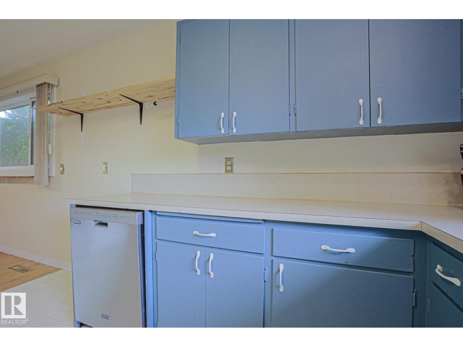 5807 48b Av Property Photo 13