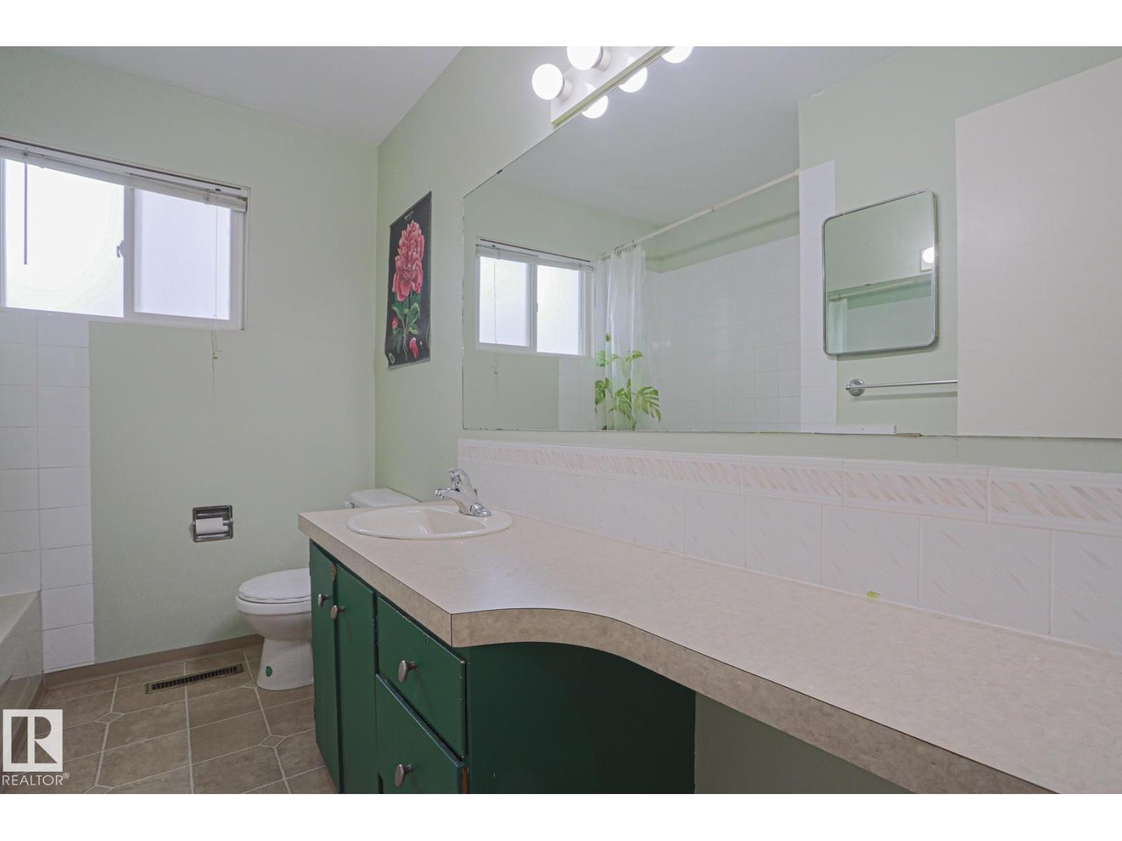 5807 48b Av Property Photo 21