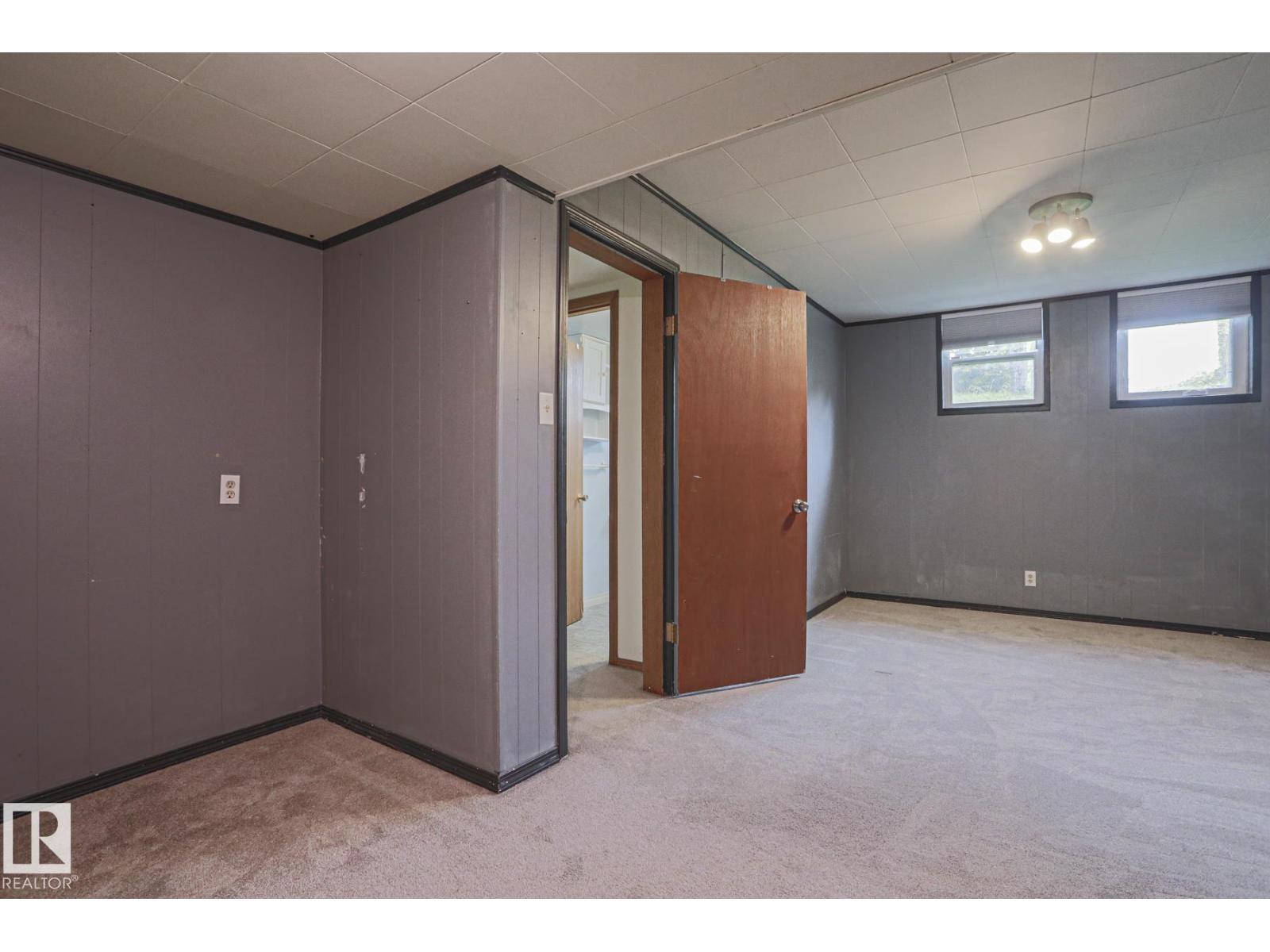 5807 48b Av Property Photo 42