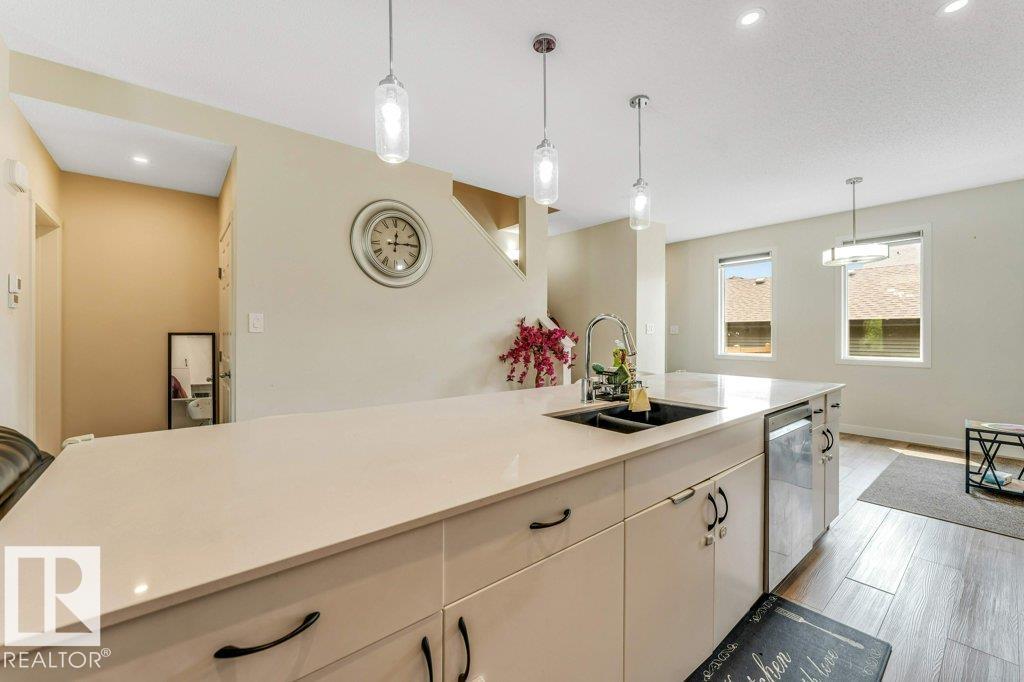 5315 22 Av Sw Property Photo 8