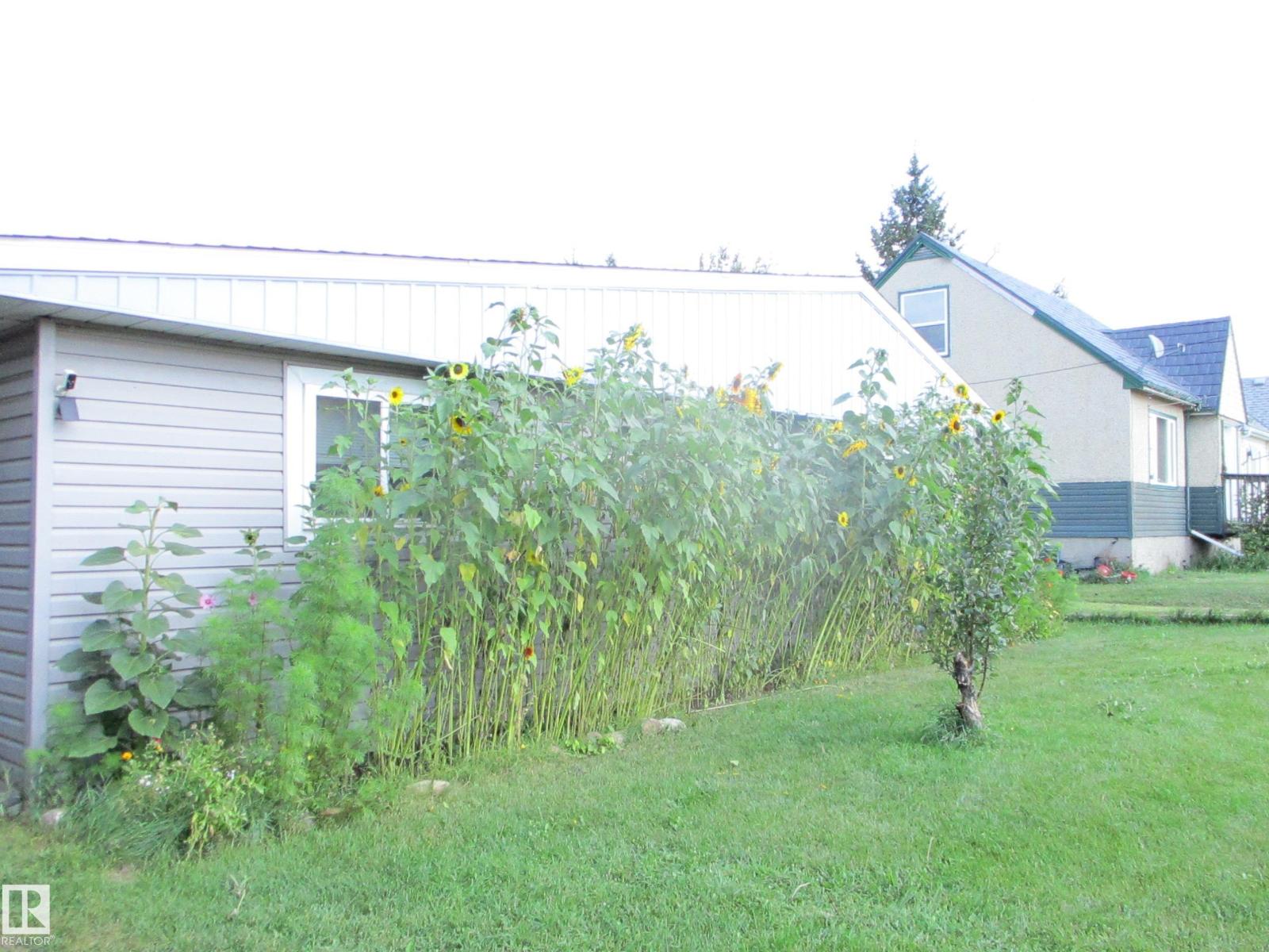 5022 51 Av Property Photo 1