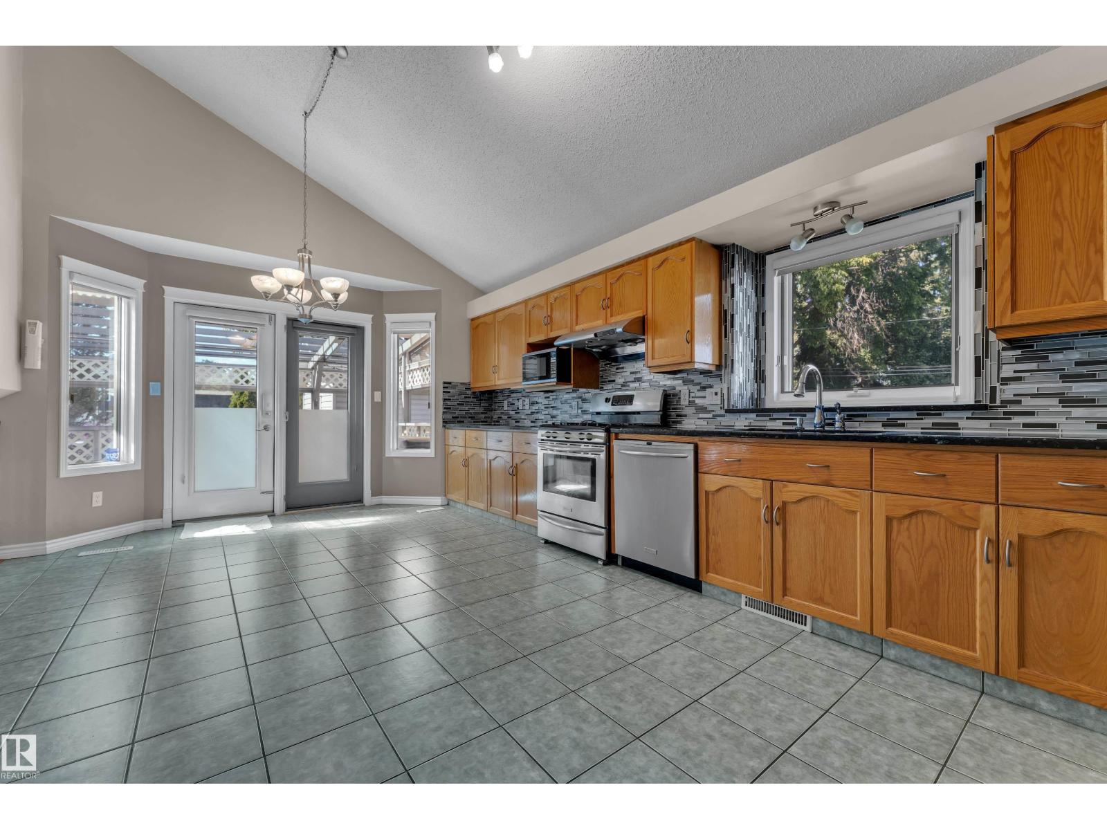 9722 157 St Nw Property Photo 11