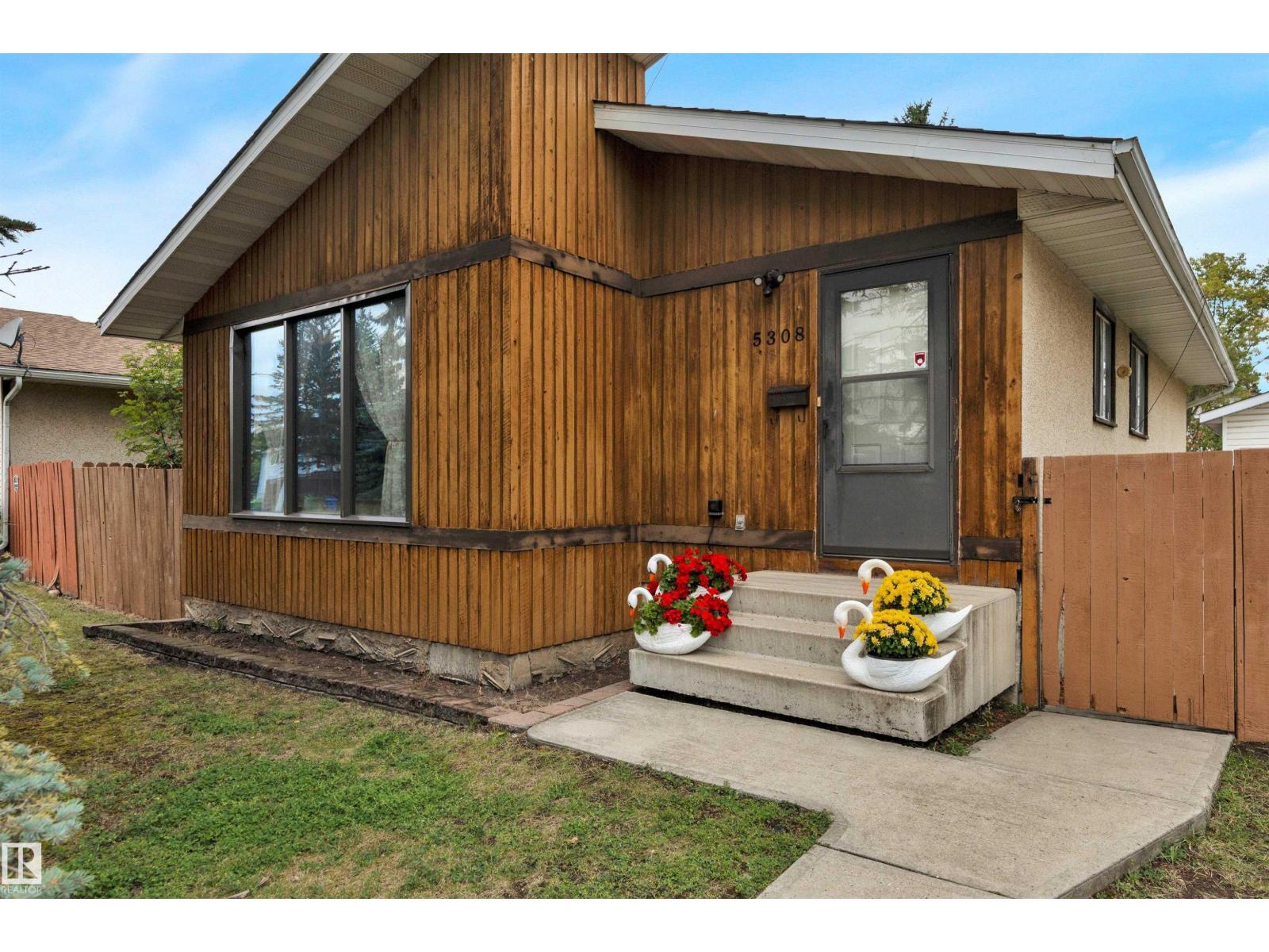 5308 37a Av Property Photo 2