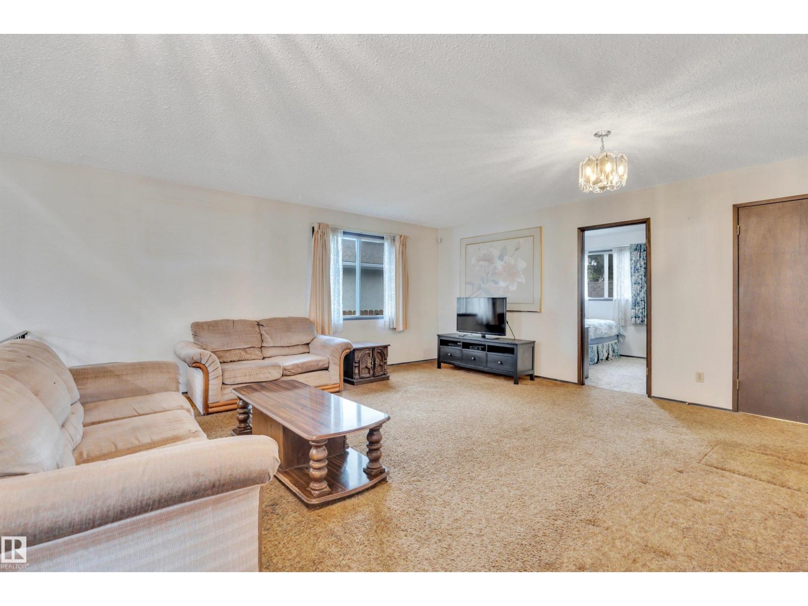 5308 37a Av Property Photo 7