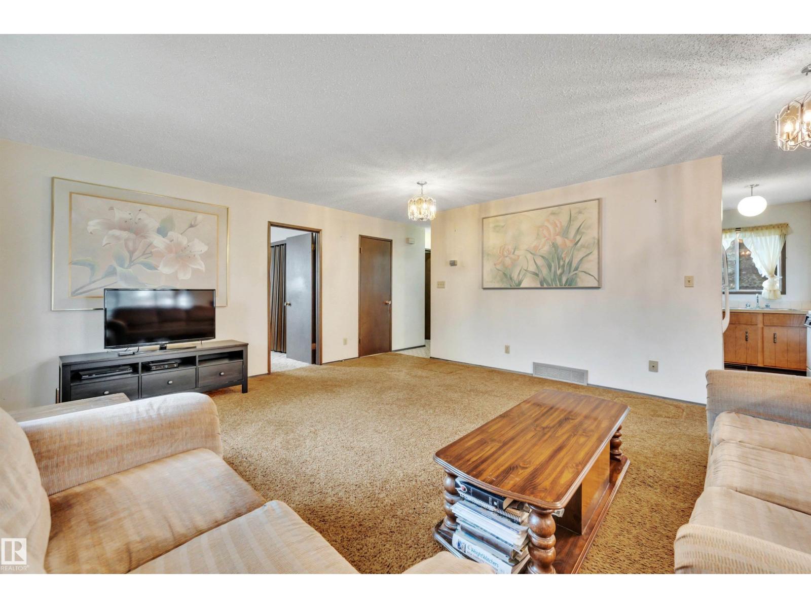 5308 37a Av Property Photo 8