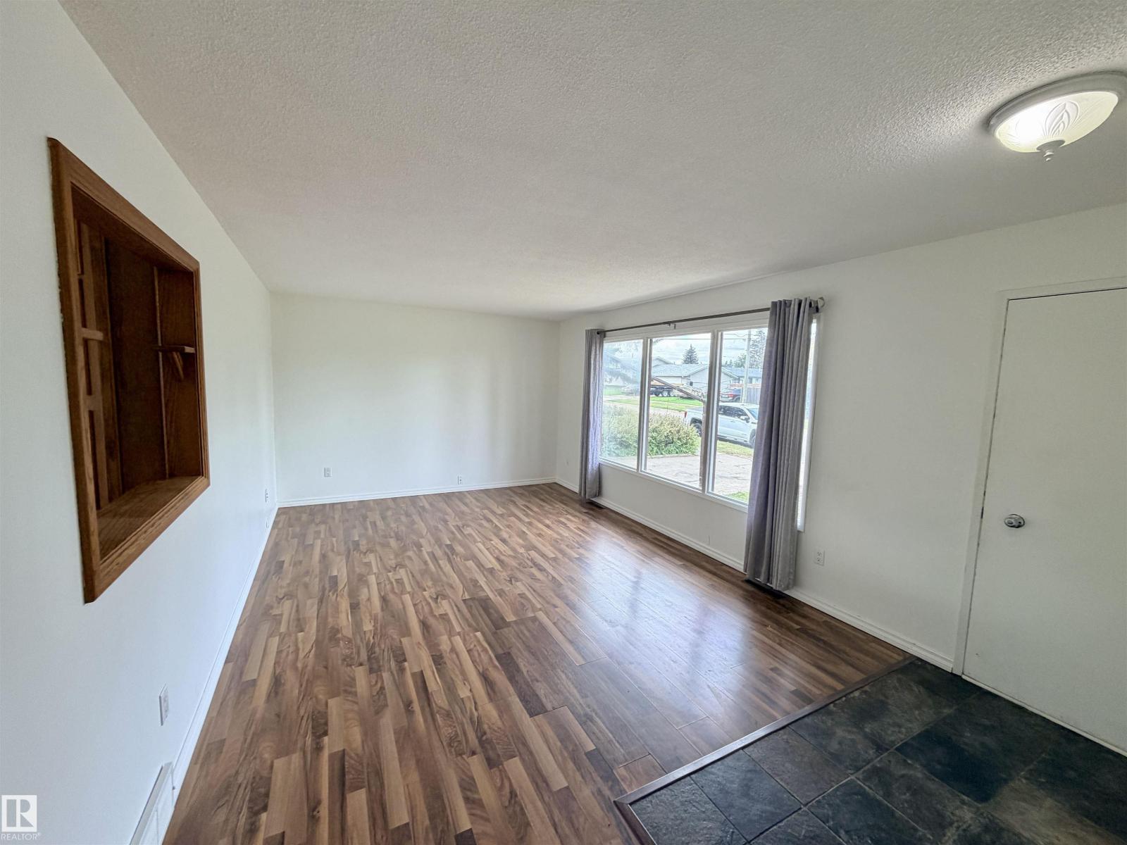 5113 45 St Property Photo 2