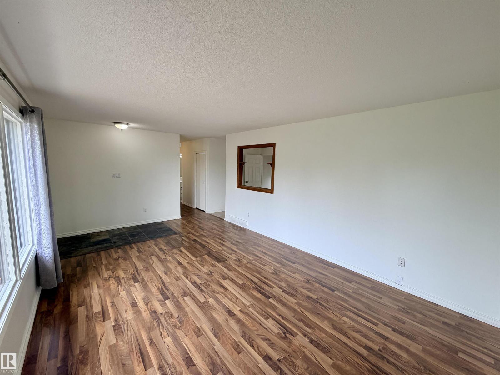 5113 45 St Property Photo 4