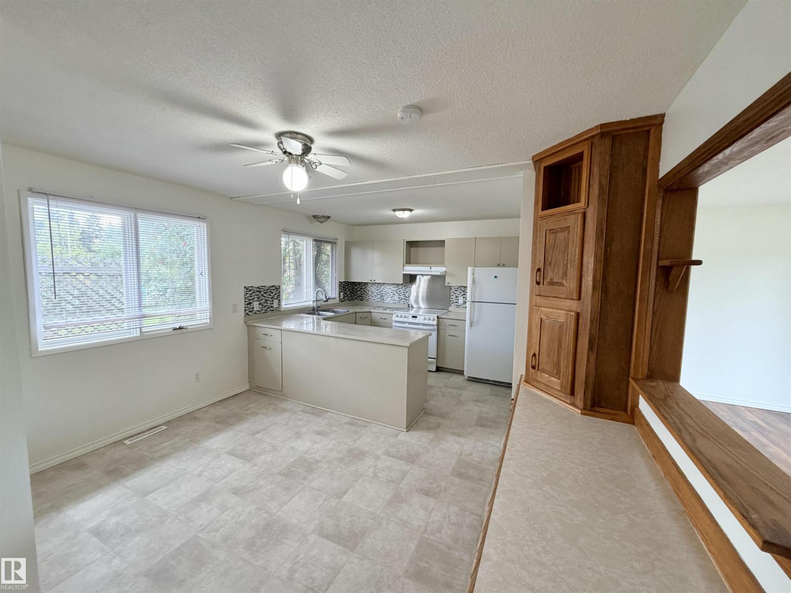 5113 45 St Property Photo 5