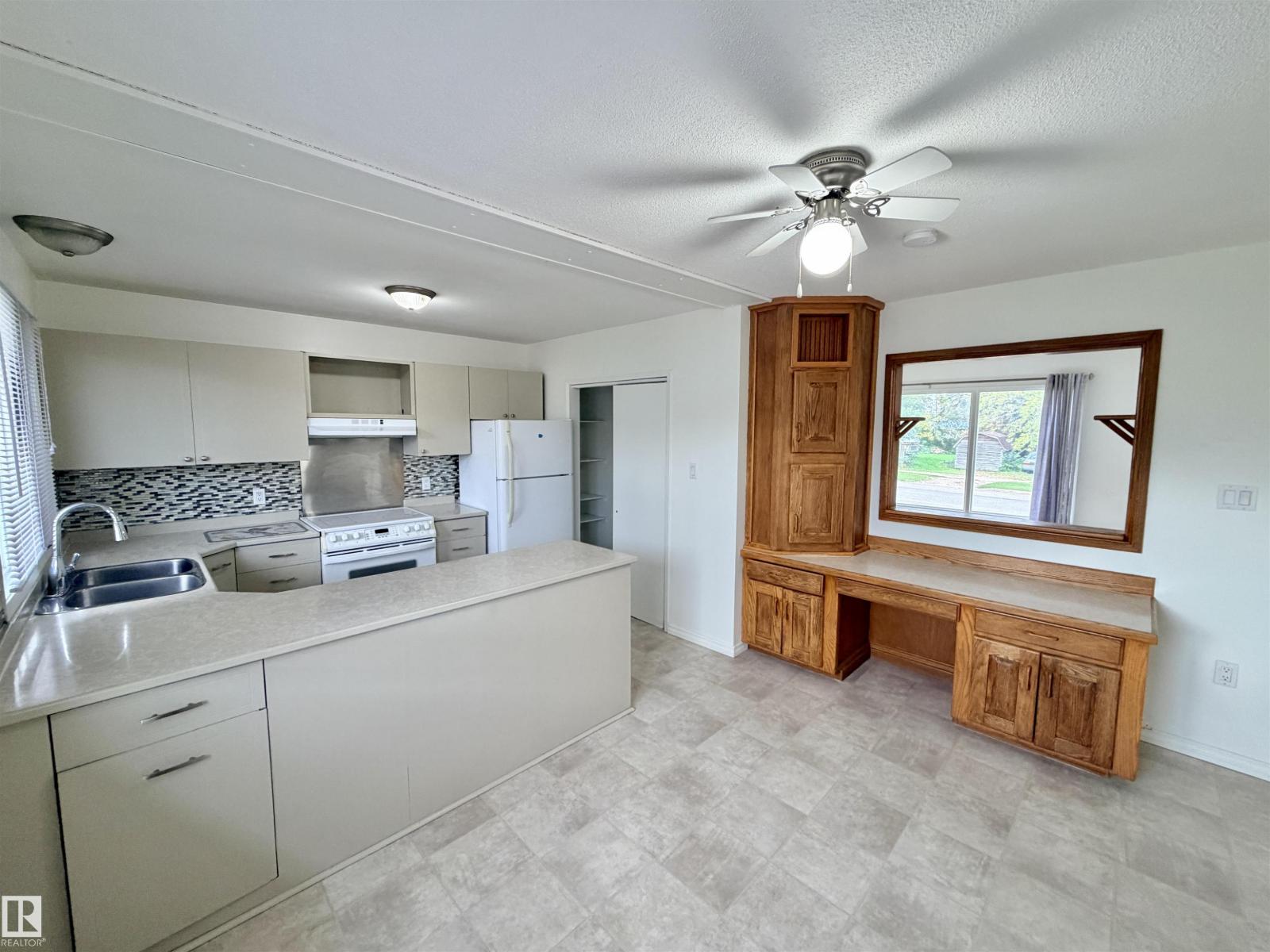 5113 45 St Property Photo 6
