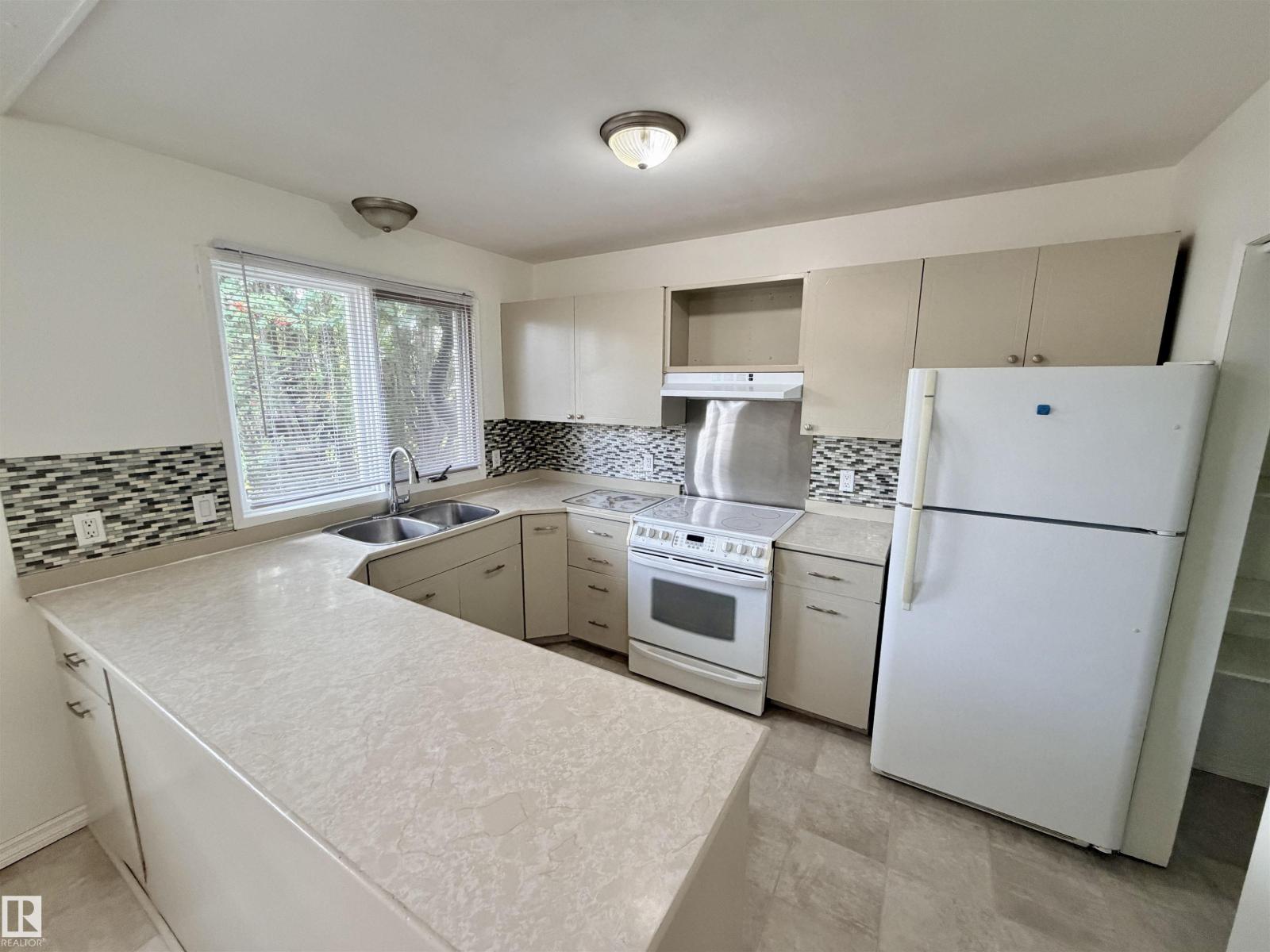 5113 45 St Property Photo 7