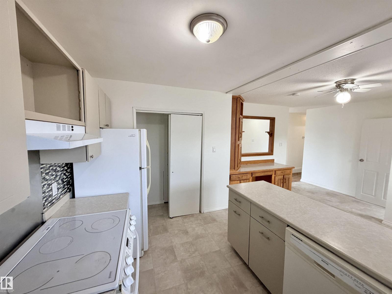 5113 45 St Property Photo 9