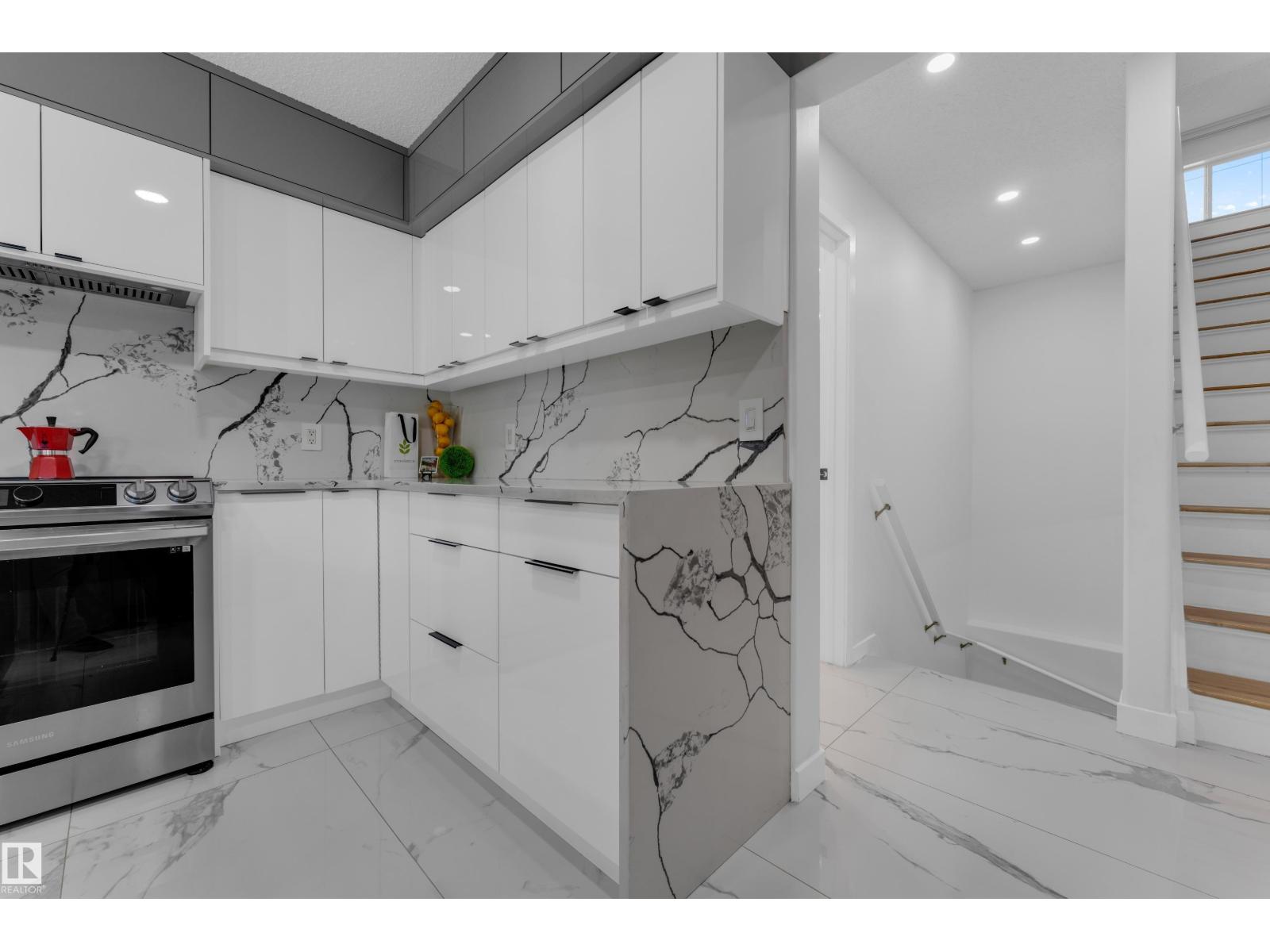3135 24 Av Nw Property Photo 15