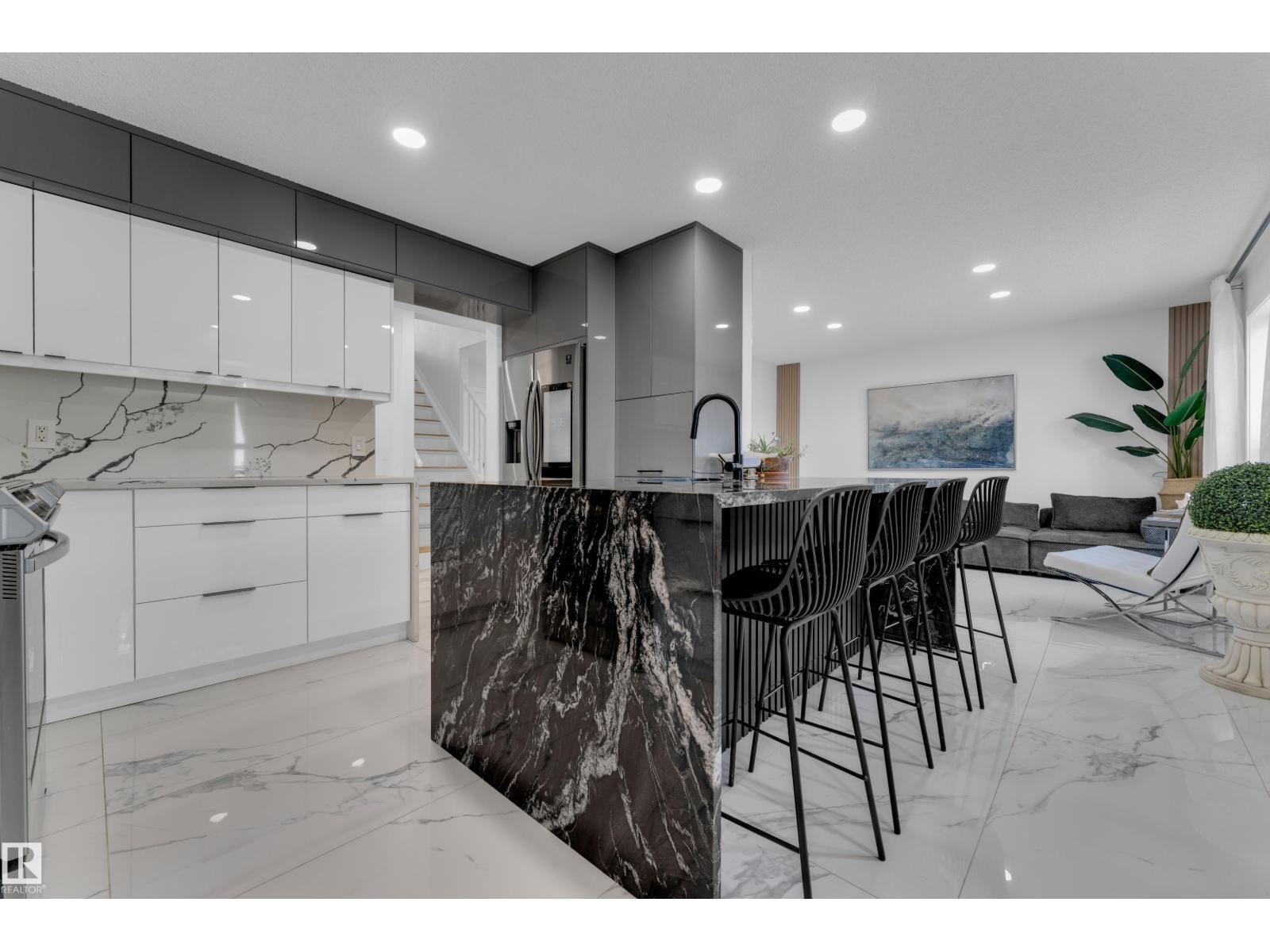 3135 24 Av Nw Property Photo 17