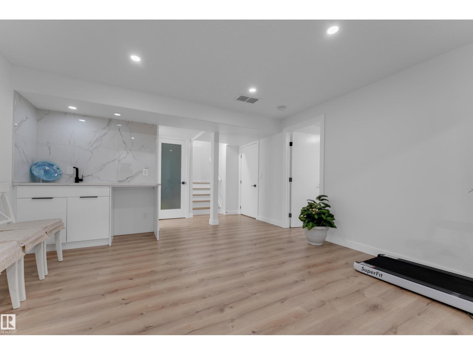3135 24 Av Nw Property Photo 37