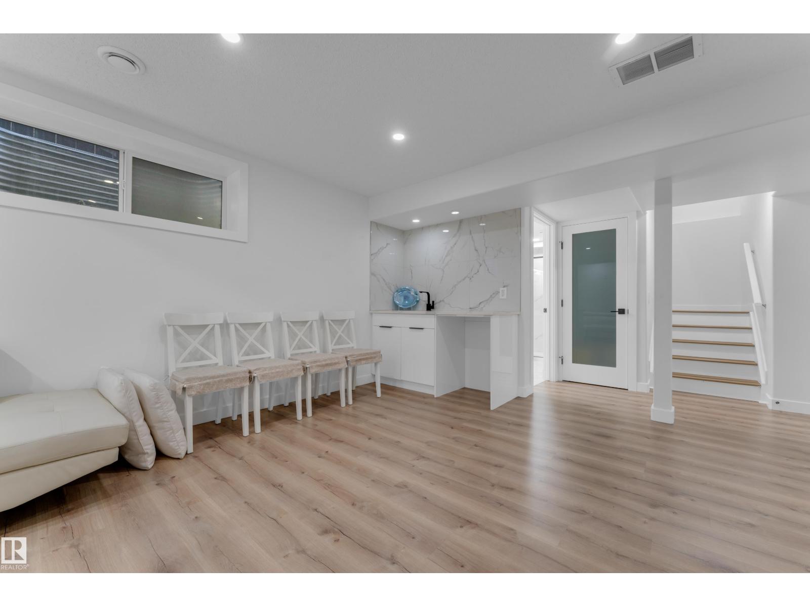 3135 24 Av Nw Property Photo 38