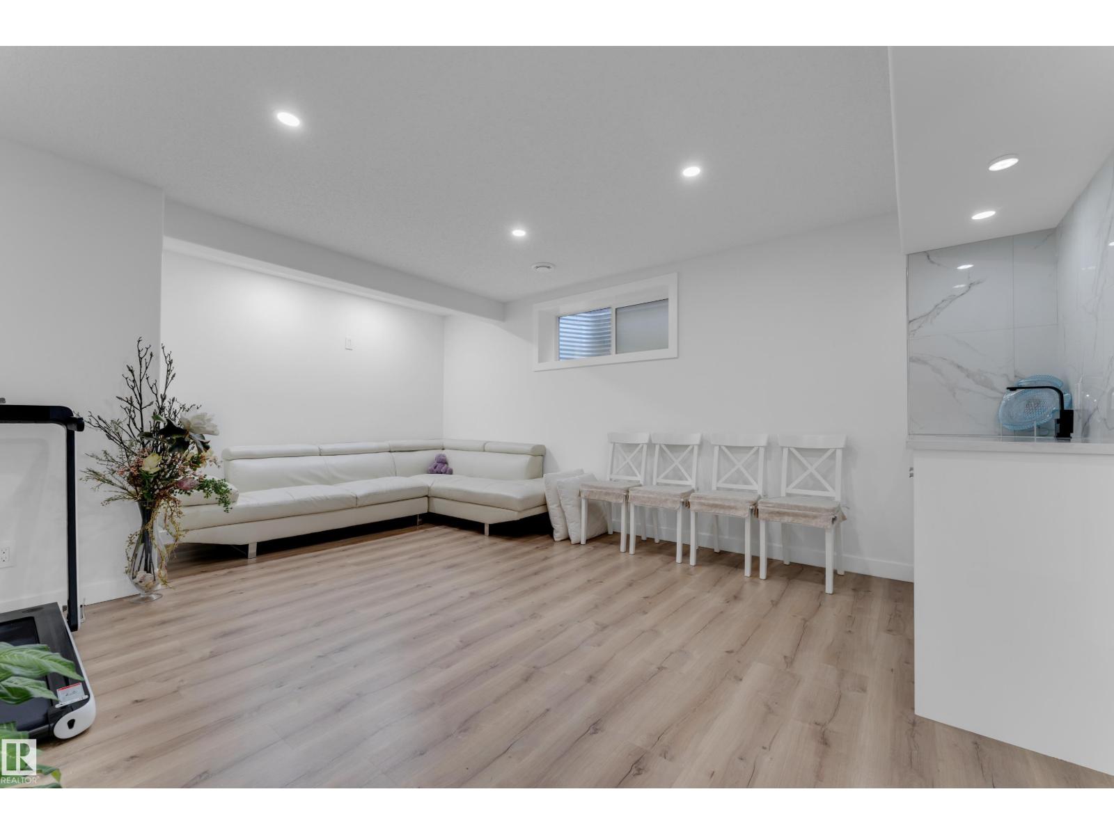 3135 24 Av Nw Property Photo 39