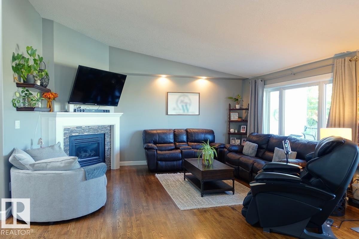 4420 56 Av Property Photo 4
